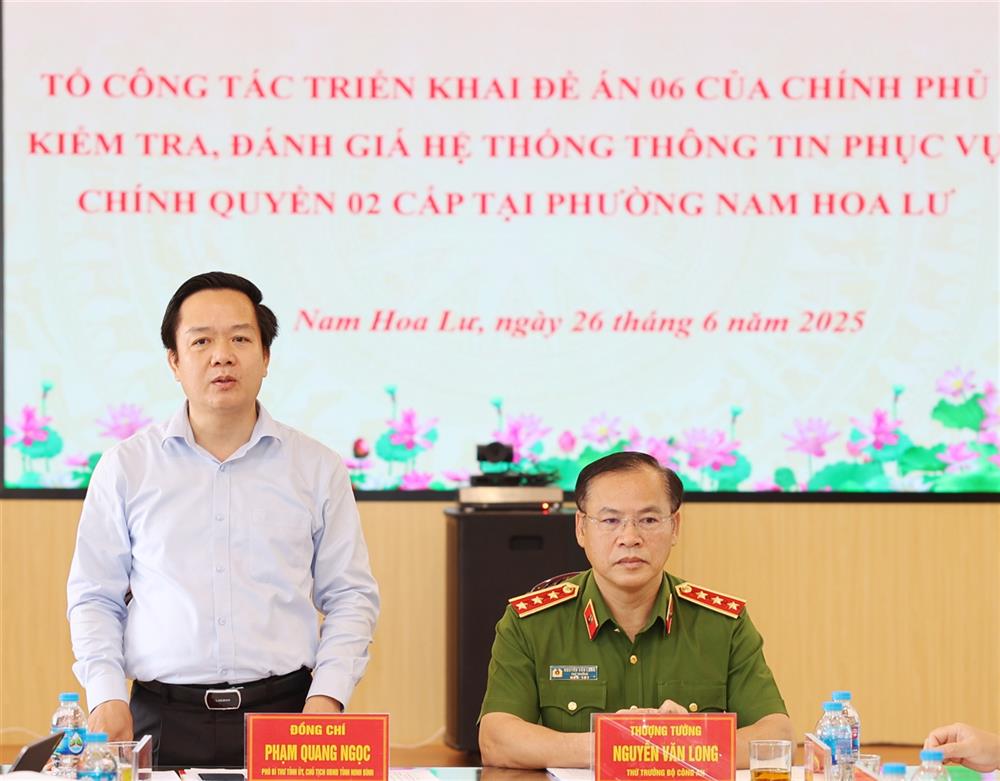Ảnh 7: Đồng chí Phạm Quang Ngọc, Phó Bí thư Tỉnh ủy, Chủ tịch UBND tỉnh phát biểu tại buổi làm việc.