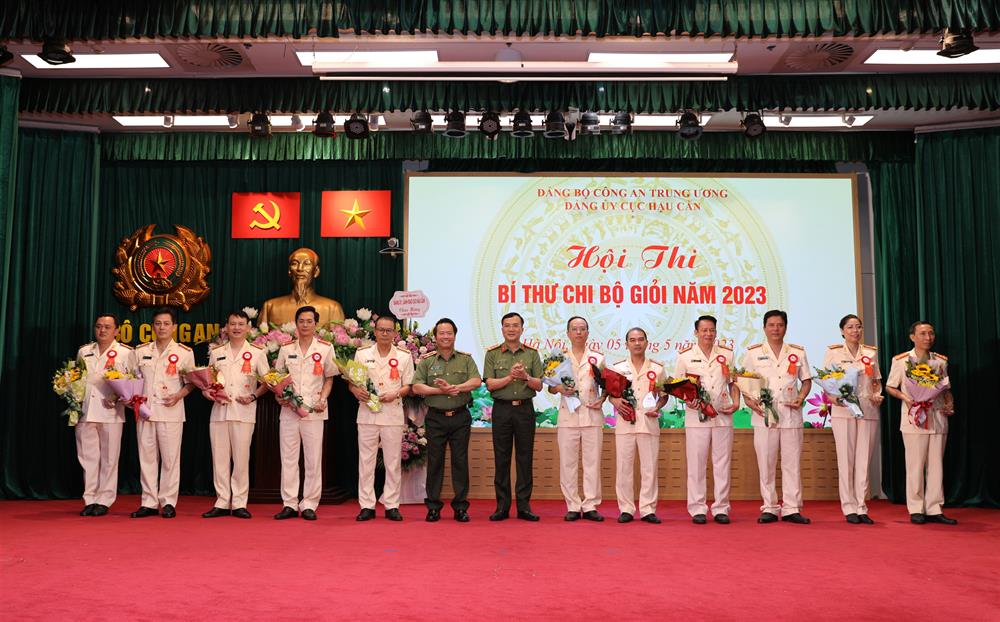 Bên cạnh đó, Hội thi là dịp để tuyên truyền, phổ biến các nghị quyết, chỉ thị, quy định của Đảng, nhân rộng các điển hình tiên tiến; cổ vũ, động viên, thúc đẩy cán bộ, đảng viên hoàn thành tốt nhiệm vụ được giao; qua đó, góp phần thực hiện thắng lợi Nghị quyết số 21-NQ/TW ngày 16/6/2022 của Ban Chấp hành Trung ương Đảng khóa XIII về tăng cường củng cố xây dựng tổ chức cơ sở đảng và nâng cao chất lượng đội ngũ đảng viên trong giai đoạn mới…