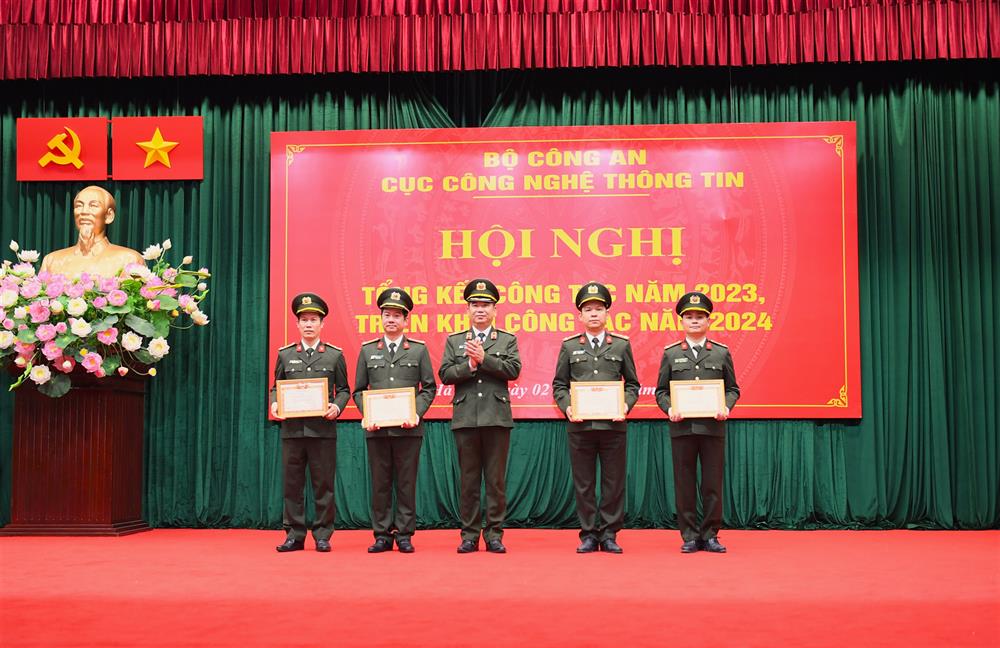 2. Thiếu tướng Dương Văn Tính, Cục trưởng Cục CNTT trao danh hiệu “Đơn vị Quyết thắng” tặng 04 tập thể.
