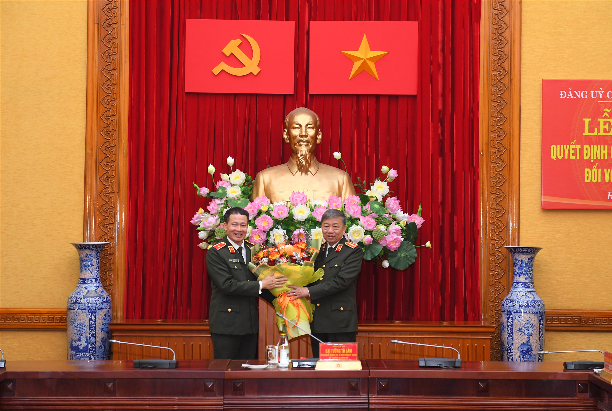 Bộ trưởng Tô Lâm tặng hoa chúc mừng Thiếu tướng Vũ Hồng Văn.