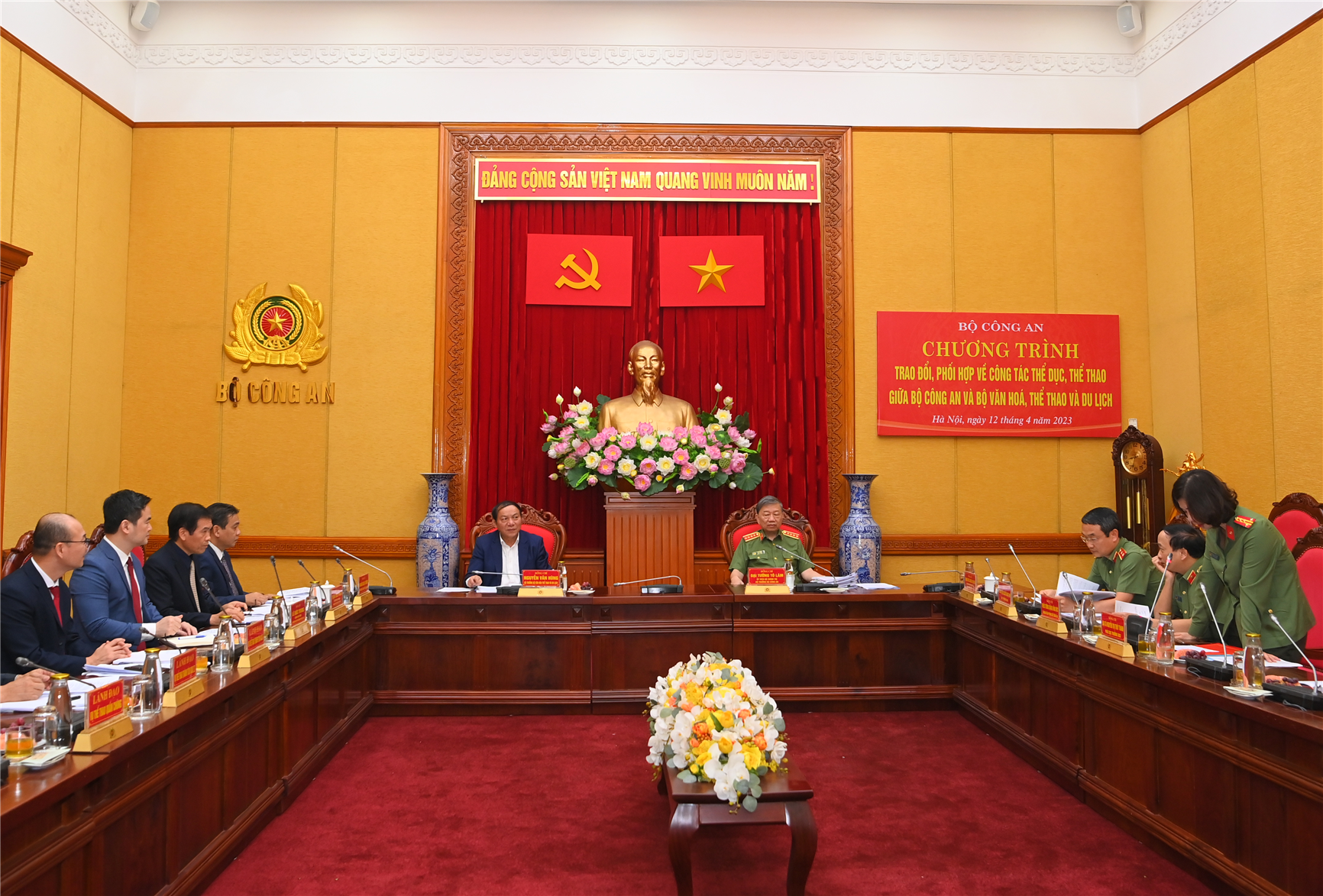 Toàn cảnh buổi làm việc.