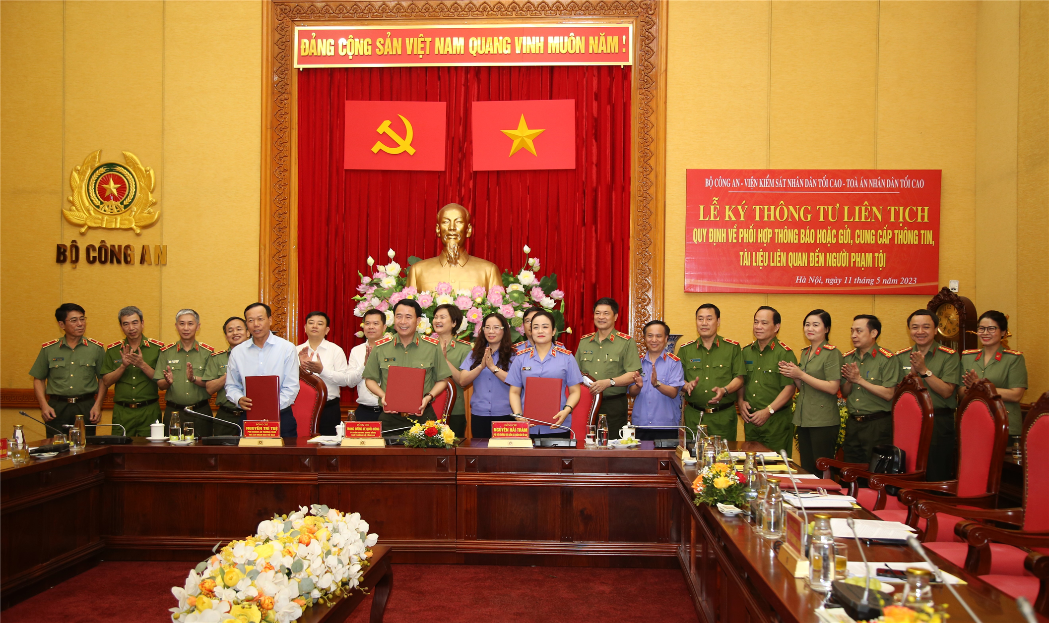 Thứ trưởng Lê Quốc Hùng; Phó Chánh án Thường trực Tòa án nhân dân tối cao Nguyễn Trí Tuệ và Phó Viện trưởng Viện Kiểm sát nhân dân tối cao ký Thông tư liên tịch mới
