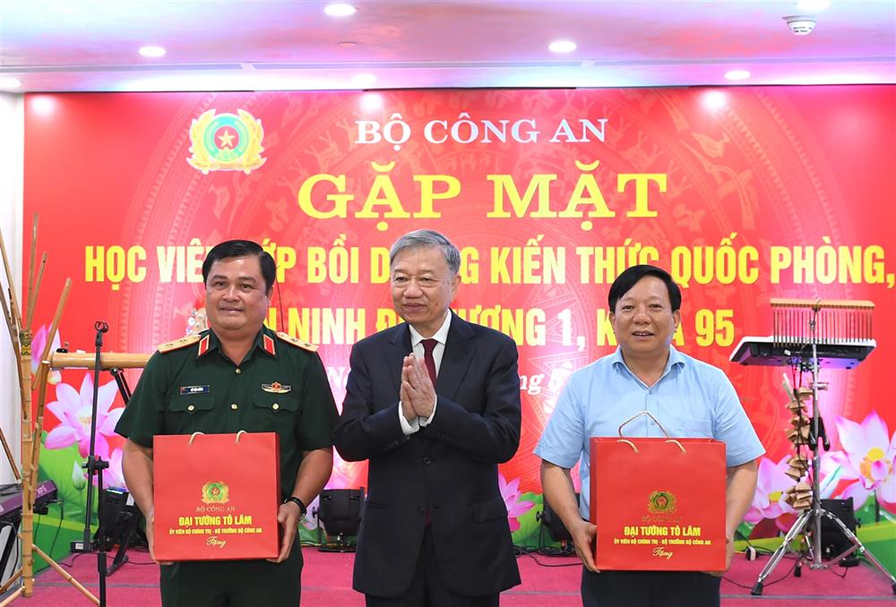 Bộ trưởng Tô Lâm trao quà tặng đại diện Học viện Quốc phòng và đại diện Lớp bồi dưỡng kiến thức Quốc phòng, An ninh đối tượng 1, Khóa 95.
