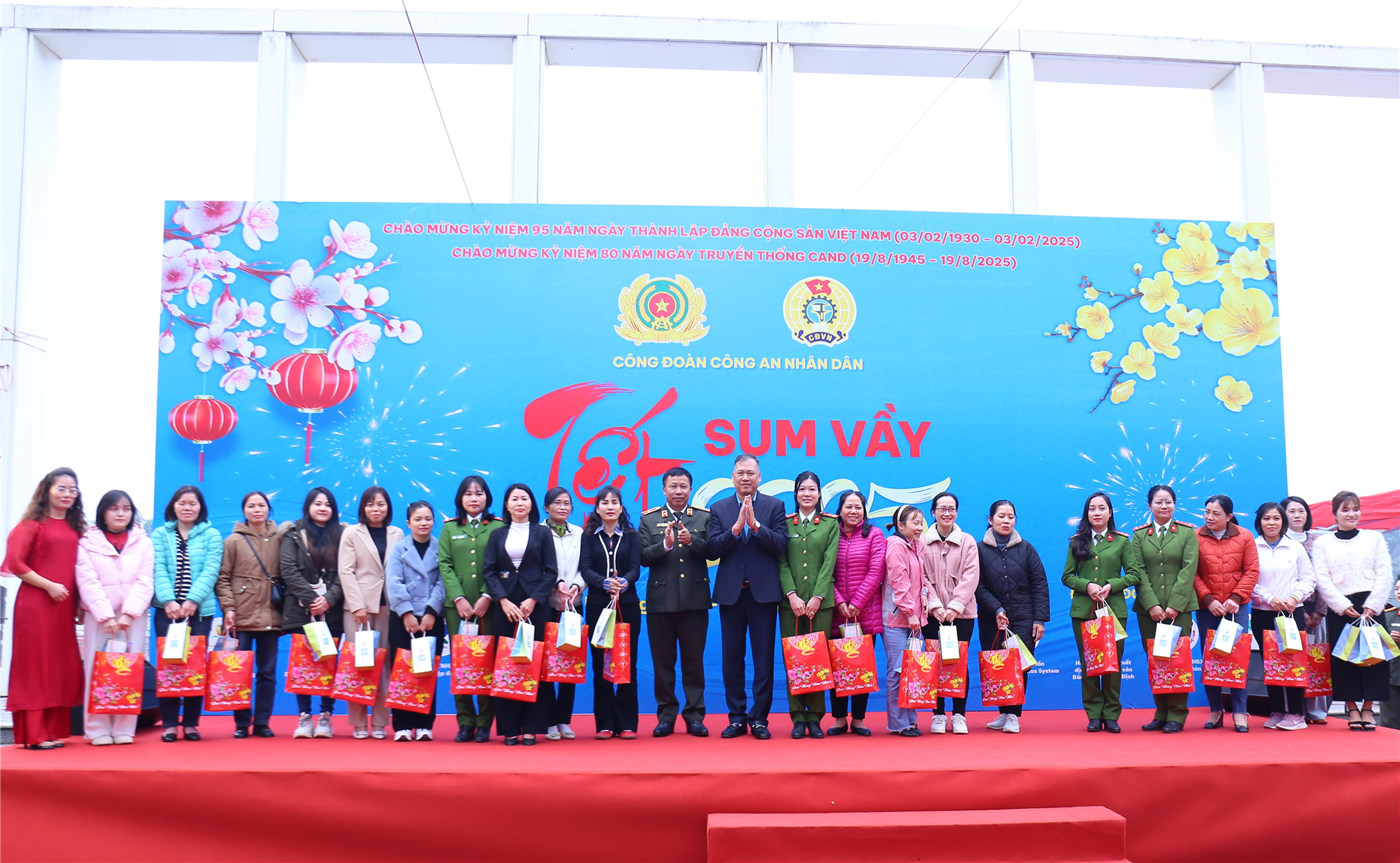 Thiếu tướng Nguyễn Công Bẩy và đồng chí Nguyễn Minh Dũng trao quà tặng các đoàn viên công đoàn CAND có hoàn cảnh khó khăn.