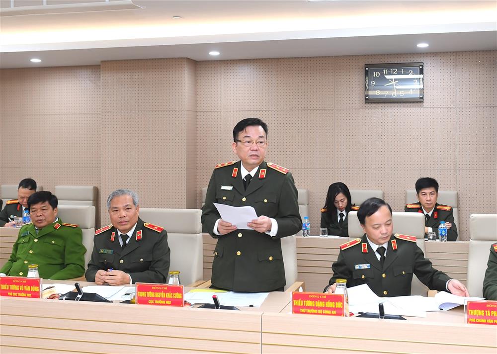 , Trung tướng Nguyễn Khắc Cường, Cục trưởng Cục Quản lý xây dựng và doanh trại, Phó trưởng Ban Thường trực Ban Chỉ đạo phát triển nhà ở trong Công an nhân dân đã trình bày báo cáo tóm tắt của Ban Chỉ đạo phát triển nhà ở trong Công an nhân dân.