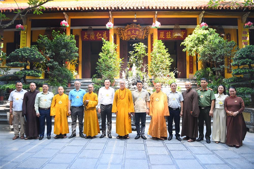 Các đại biểu chụp ảnh lưu niệm.