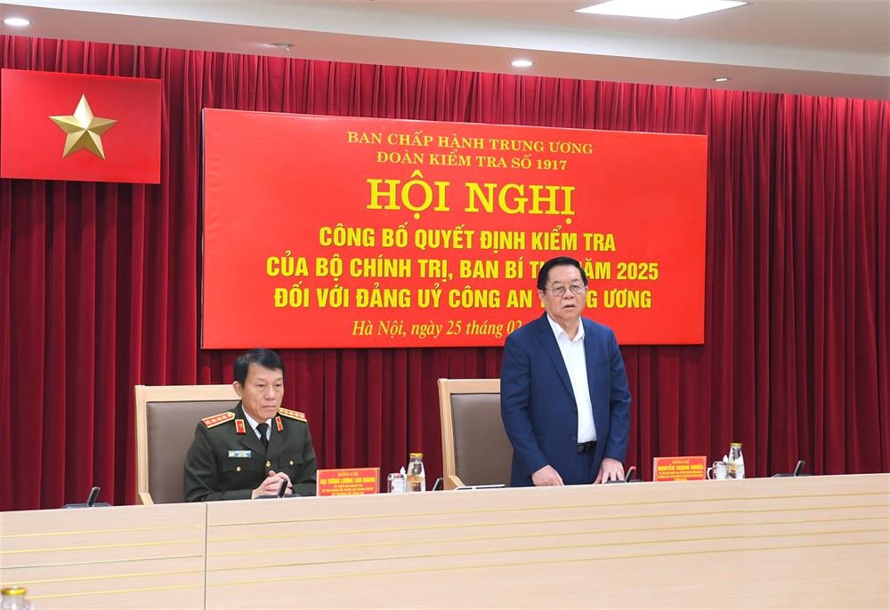 Đồng chí Nguyễn Trọng Nghĩa, Trưởng Ban Tuyên giáo và Dân vận Trung ương, Trưởng Đoàn kiểm tra phát biểu tại Hội nghị.