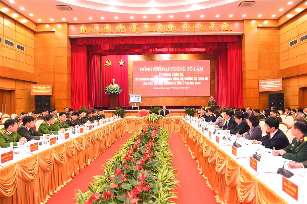 Toàn cảnh buổi làm việc.