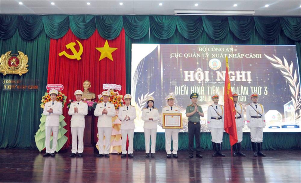 Thừa uỷ quyền của Chủ tịch nước, Thứ trưởng Phạm Thế Tùng trao Huân chương Bảo vệ Tổ quốc hạng Nhì tặng Cục Quản lý xuất nhập cảnh.