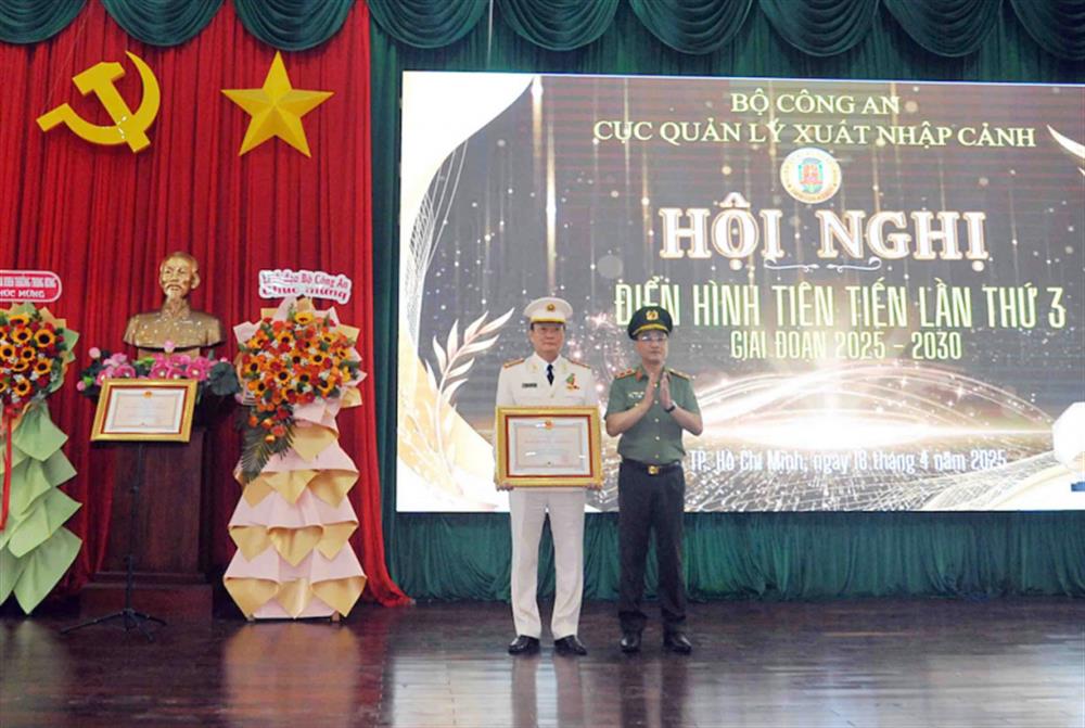 Thừa uỷ quyền của Chủ tịch nước, Thứ trưởng Phạm Thế Tùng trao Huân chương Bảo vệ Tổ quốc hạng Ba tặng Đại tá Nguyễn Bá Tuấn, Phó Cục trưởng Cục Quản lý xuất nhập cảnh.