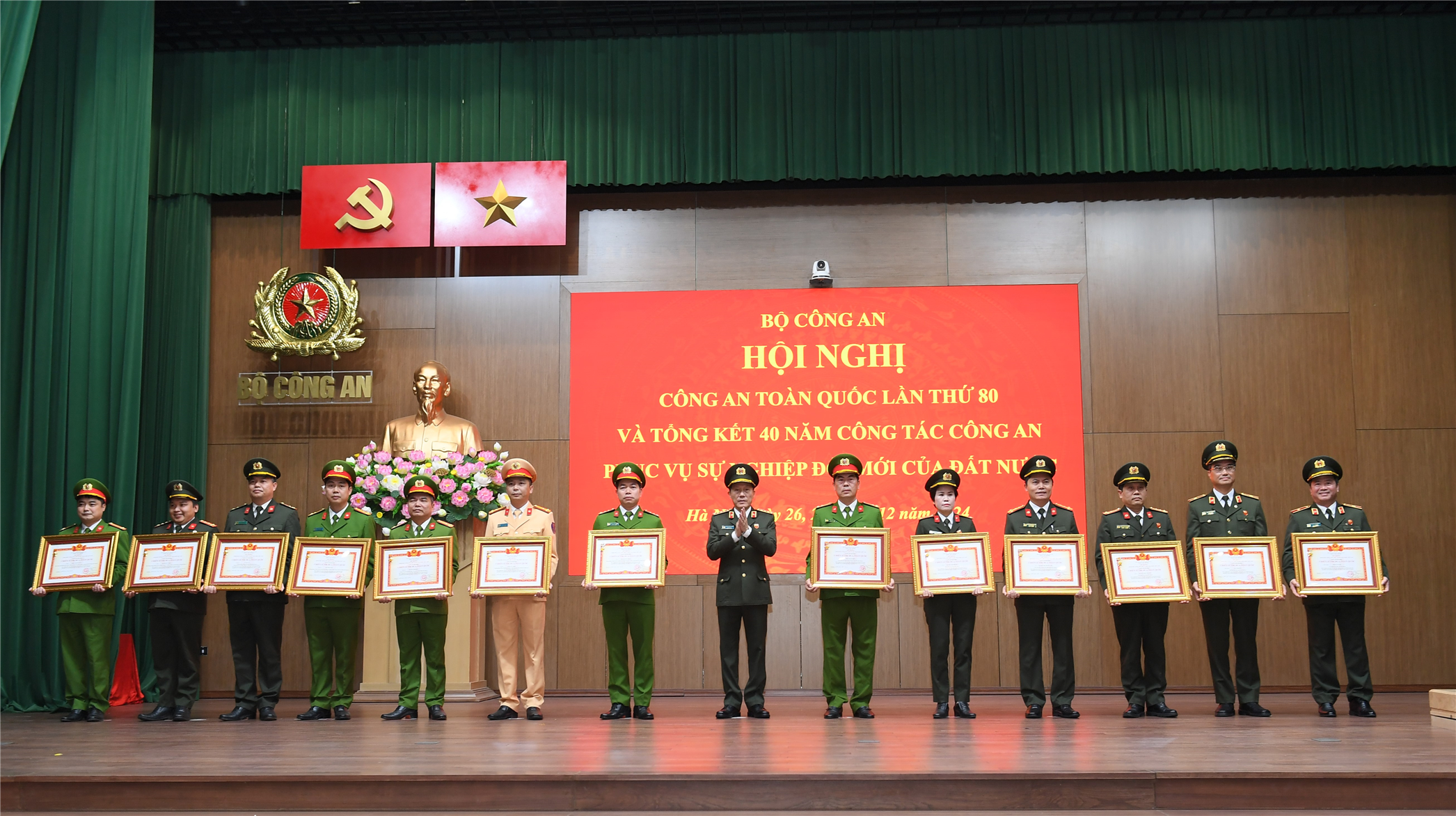 Bộ trưởng Lương Tam Quang trao danh hiệu Chiến sĩ thi đua toàn quốc tặng các đồng chí: Thiếu tướng Phạm Văn Sơn, Cục trưởng, Cục Hậu cần; Thiếu tướng Cao Anh Dũng, Giám đốc, Học viện Quốc tế; Đại tá Nguyễn Hồng Nguyên, Phó Chánh Văn phòng Bộ Công an; Đại tá Nguyễn Tiến Hoàng Anh, Phó Giám đốc, Công an tỉnh Quảng Bình; Đại tá Nguyễn Thị Phương, Phó Chánh Văn phòng Bộ Công an; Thượng tá Trần Thanh Hiển, Phó Giám đốc, Công an tỉnh Bà Rịa – Vũng Tàu; Đại tá Trần Quyết Thắng, Trưởng phòng, Phòng Cảnh sát điều tra tội phạm về ma túy, Công an thành phố Hà Nội; Thượng tá Tô Quang Minh, Trưởng phòng, Phòng Hướng dẫn tuần tra, kiểm soát giao thông đường bộ, đường sắt, Cục Cảnh sát giao thông; Thượng tá Nguyễn Minh Hải, Trưởng Công an huyện Kim Sơn, Công an tỉnh Ninh Bình; Thượng tá Ma Vĩnh Long, Trưởng phòng, Phòng Cảnh sát điều tra tội phạm về trật tự xã hội, Công an tỉnh Cao Bằng; Thượng tá Vũ Duy Tú, Trưởng phòng, Phòng Bảo đảm chất lượng đào tạo, Trường Đại học Kỹ thuật – Hậu cần Công an nhân dân; Đại úy Nguyễn Tứ Thiên, Phó Trưởng phòng, PX03 (biệt phái), Công an thành phố Cần Thơ; Trung tá Khúc Thanh Tuấn, Đội trưởng, Công an quận Dương Kinh, Công an thành phố Hải Phòng.