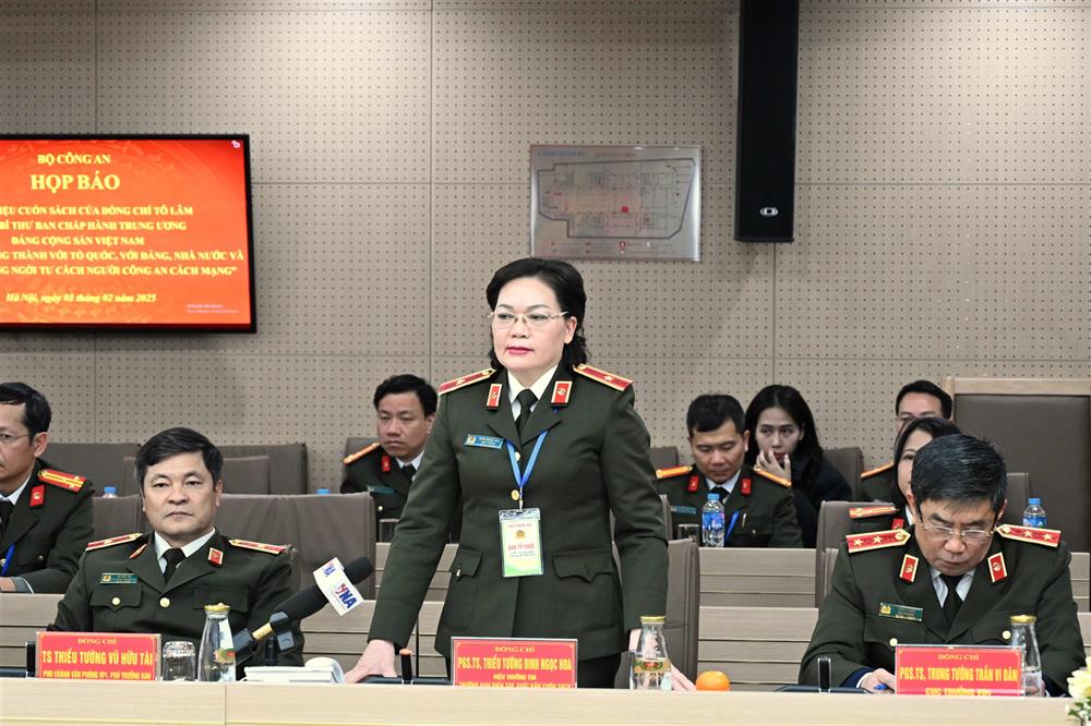Thiếu tướng, PGS. TS Đinh Ngọc Hoa, Hiệu trưởng Cao đẳng An ninh nhân dân I, Trưởng Ban biên tập, xuất bản cuốn sách giải đáp các nội dung báo chí quan tâm.