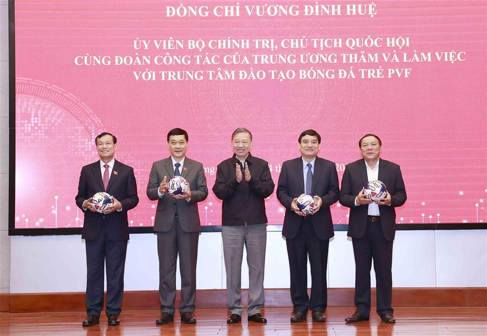 ộ trưởng Bộ Công an Tô Lâm tặng các đại biểu bóng của Câu lạc bộ Bóng đá. Công an Hà Nội.