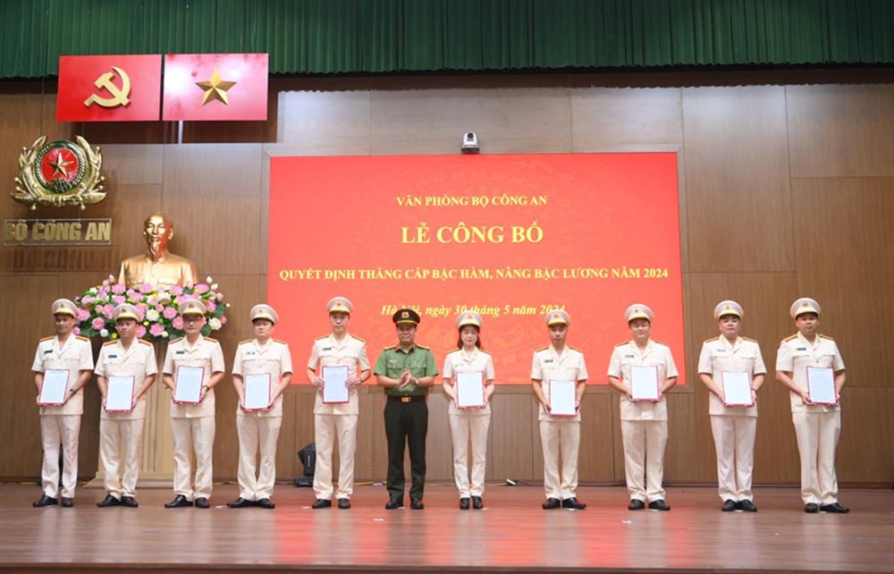 Đồng chí Đại tá Nguyễn Hồng Nguyên, Phó Chánh Văn phòng trao Quyết định thăng cấp bậc hàm từ Đại úy lên Thiếu tá cho các đồng chí tại Lễ công bố.