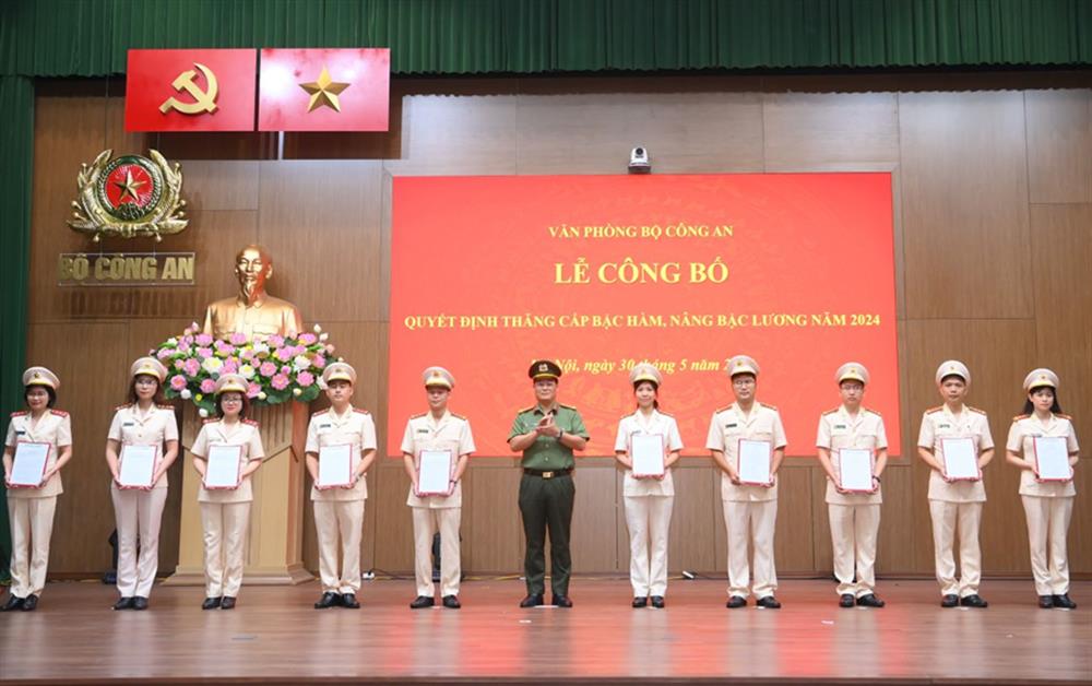 Đồng chí Đại tá Mai Xuân Thảo, Phó Chánh Văn phòng trao Quyết định thăng cấp bậc hàm từ Thượng úy lên Đại úy cho các đồng chí tại Lễ công bố.