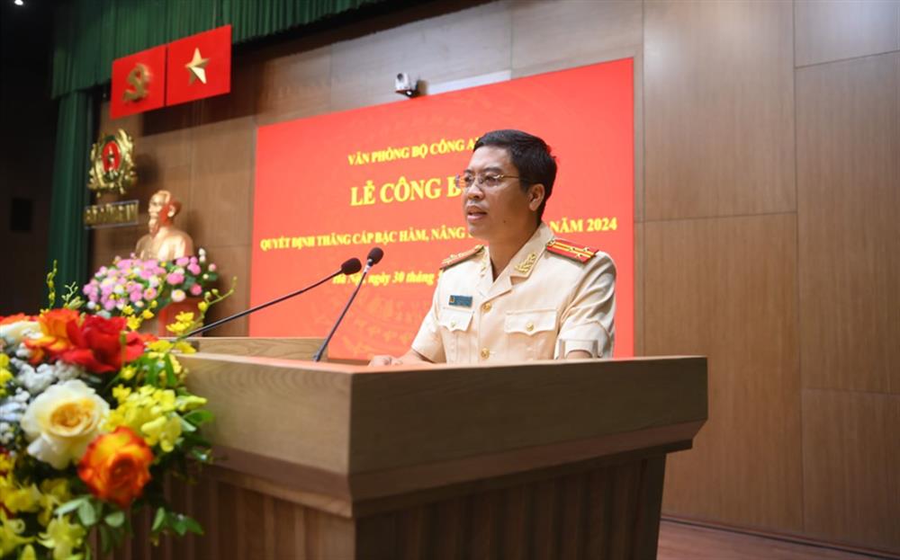 Đồng chí Thượng tá Trần Đăng Dũng, Phó Trưởng phòng Tham mưu Cảnh sát thay mặt cho các đồng chí được thăng cấp bậc hàm, nâng bậc lương năm 2024 phát biểu tại Lễ công bố.