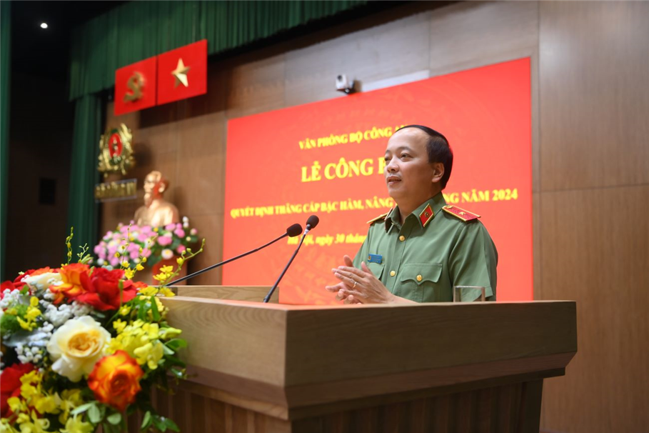 Đồng chí Thiếu tướng Đặng Hồng Đức, Bí thư Đảng ủy, Chánh Văn phòng Bộ phát biểu chúc mừng và giao nhiệm vụ cho các đồng chí được thăng cấp bậc hàm, nâng lương năm 2024 tại Lễ công bố.
