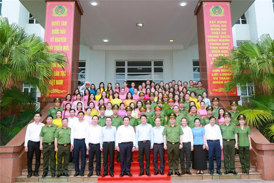 Các đại biểu chụp ảnh lưu niệm.