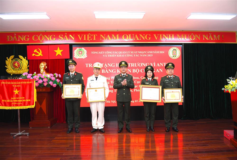 Thừa ủy quyền, Thứ trưởng Phạm Thế Tùng trao Huy chương Vì an ninh Tổ quốc; Bằng khen của Bộ Công an và Bằng khen của Ủy ban nhân dân tỉnh Lạng Sơn tặng các lãnh đạo Cục Quản lý XNC.