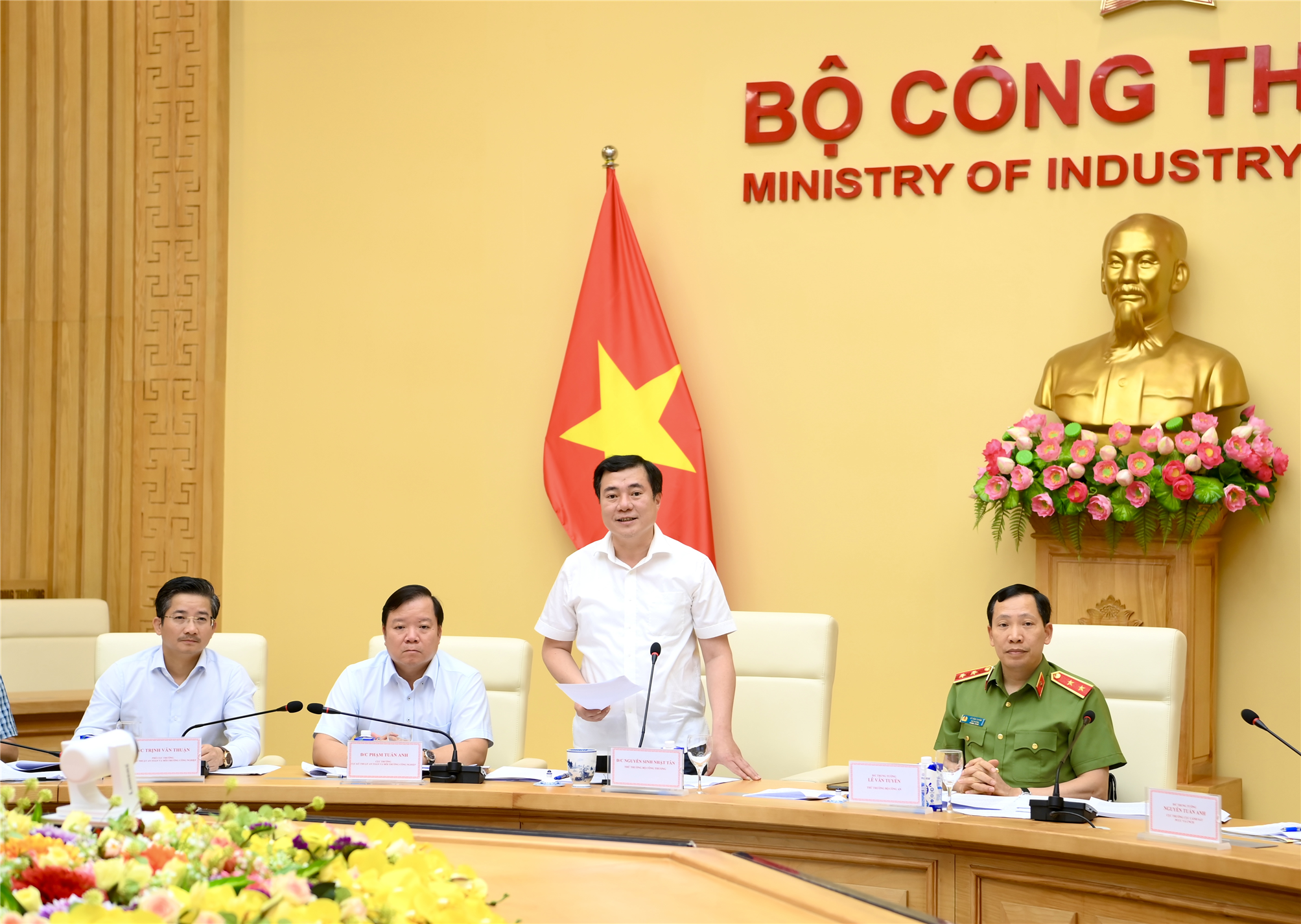 Đồng chí Nguyễn Sinh Nhật Tân, Thứ trưởng Bộ Công Thương phát biểu tiếp thu ý kiến tại Hội nghị.