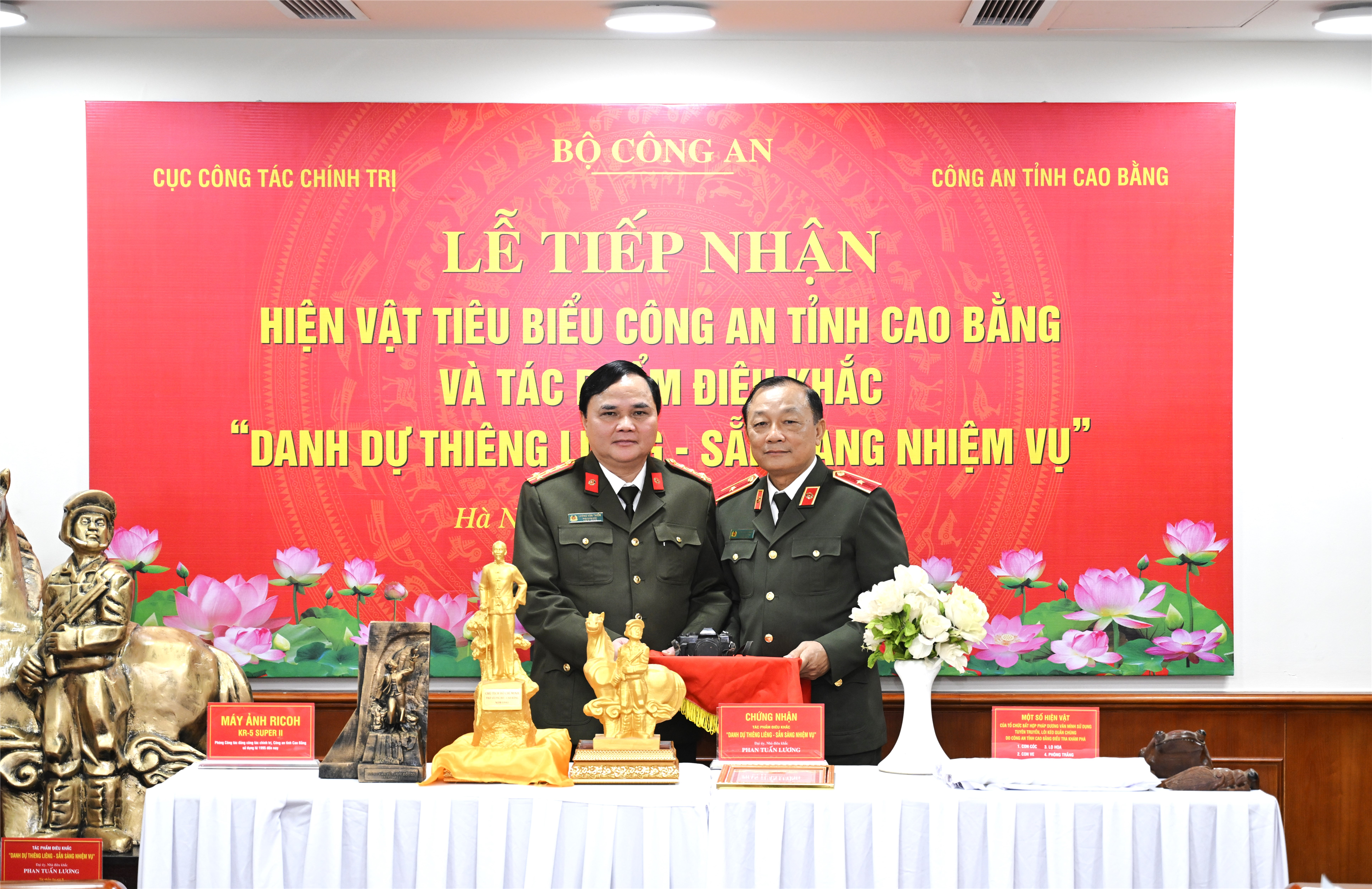 Thiếu tướng Đặng Ngọc Bách, Phó Cục trưởng Cục Công tác chính trị tiếp nhận các hiện vật từ Đại tá Lương Văn Thiểm, Phó Giám đốc Công an tỉnh Cao Bằng.