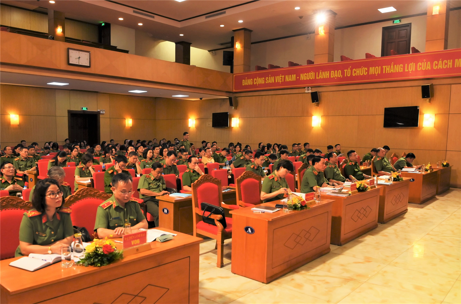 Thứ trưởng Lê Quốc Hùng cùng các đại biểu dự Hội nghị.