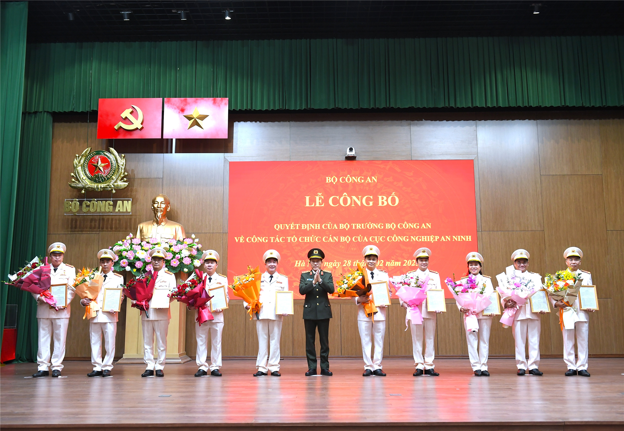 Bộ trưởng Lương Tam Quang trao Quyết định của Bộ Công an về điều động giữ chức vụ Cục trưởng và Phó Cục trưởng Cục CNAN cho các đồng chí lãnh đạo.