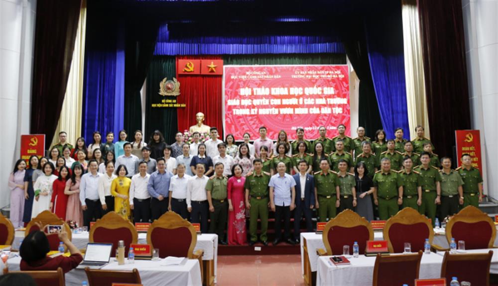 Các đại biểu tham dự hội thảo.