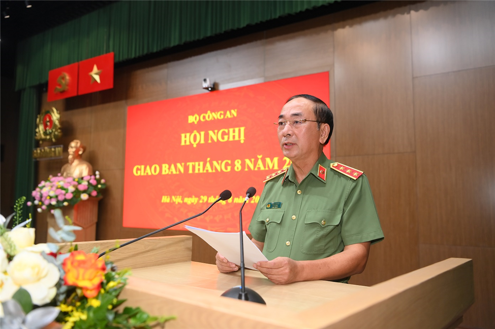 Thứ trưởng Trần Quốc Tỏ điều hành thảo luận tại Hội nghị.