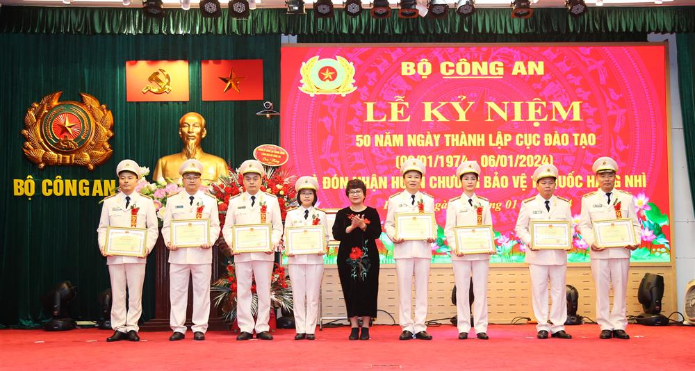 PGS.TS Nguyễn Thu Thủy, Vụ trưởng Vụ Giáo dục đại học - Bộ Giáo dục và Đào tạo trao  Bằng khen của Bộ trưởng Bộ GD&ĐT cho các cá nhân tiêu biểu.