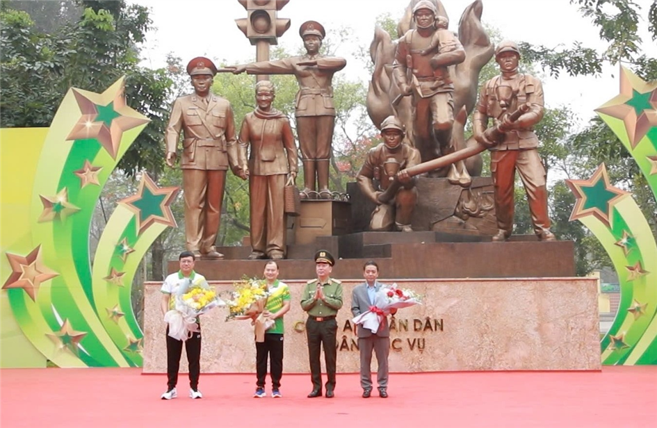 Thứ trưởng Trần Quốc Tỏ tặng hoa lãnh đạo Bộ Văn hóa, Thể thao và Du lịch; Cục Thể dục thể thao.