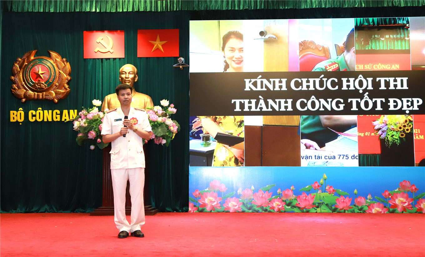 Trong đó, nội dung thi viết đã được các thí sinh hoàn thiện và gửi Ban Tổ chức trước ngày khai mạc Hội thi. Tại Hội thi hôm nay, các thí sinh chỉ tranh tài ở nội dung Thi sân khấu hóa.
