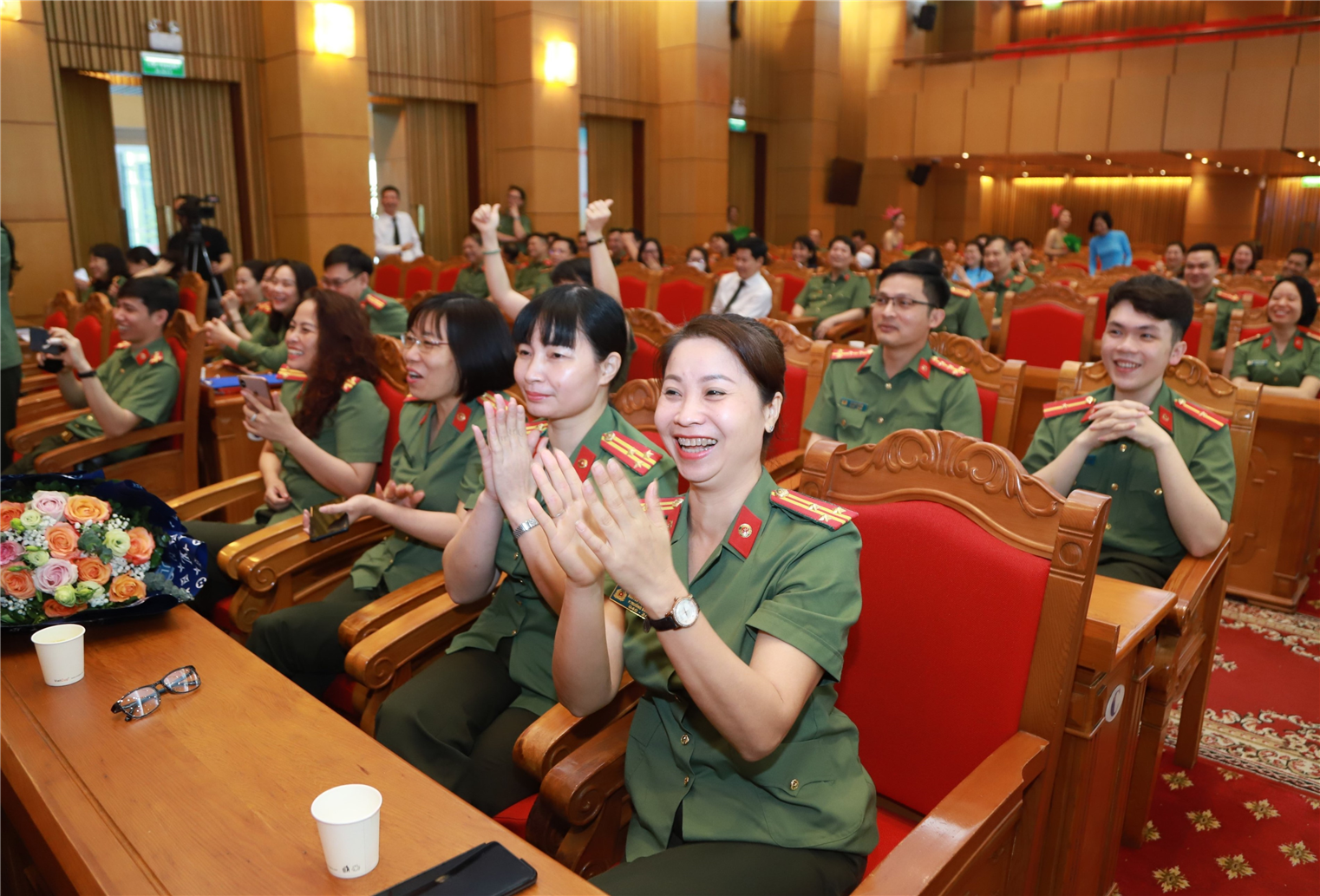 Không khí náo nhiệt từ các cổ động viên.