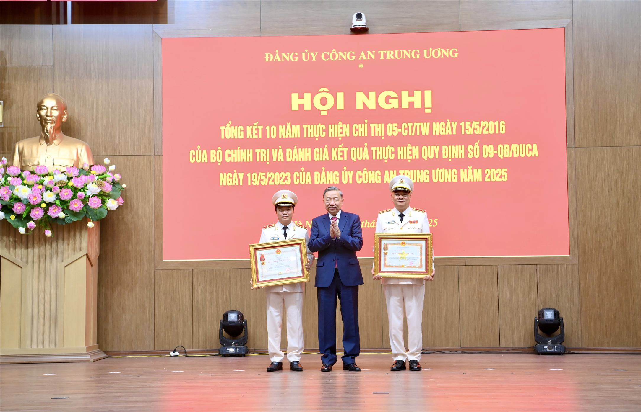 Tổng Bí thư Tô Lâm trao Huân chương Quân công hạng Ba tặng Trung tướng Tô Ân Xô, Trợ lý, Phụ trách Văn phòng Tổng Bí thư; trao Huân chương Chiến công hạng Nhì tặng Thiếu tướng Đặng Hồng Đức, Thứ trưởng Bộ Công an.