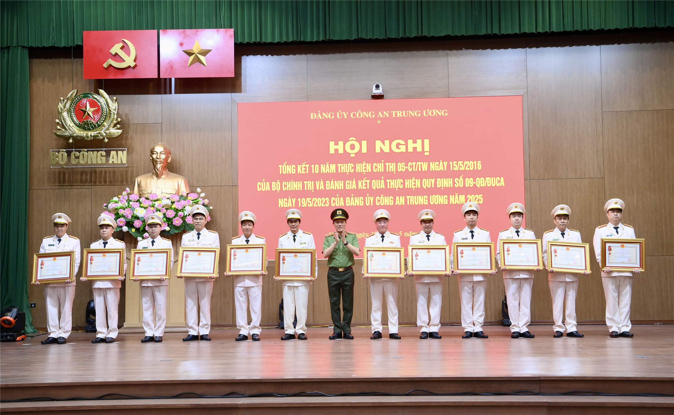 Bộ trưởng Lương Tam Quang trao Huân chương Chiến công các hạng tặng các tập thể và cá nhân có thành tích xuất sắc.