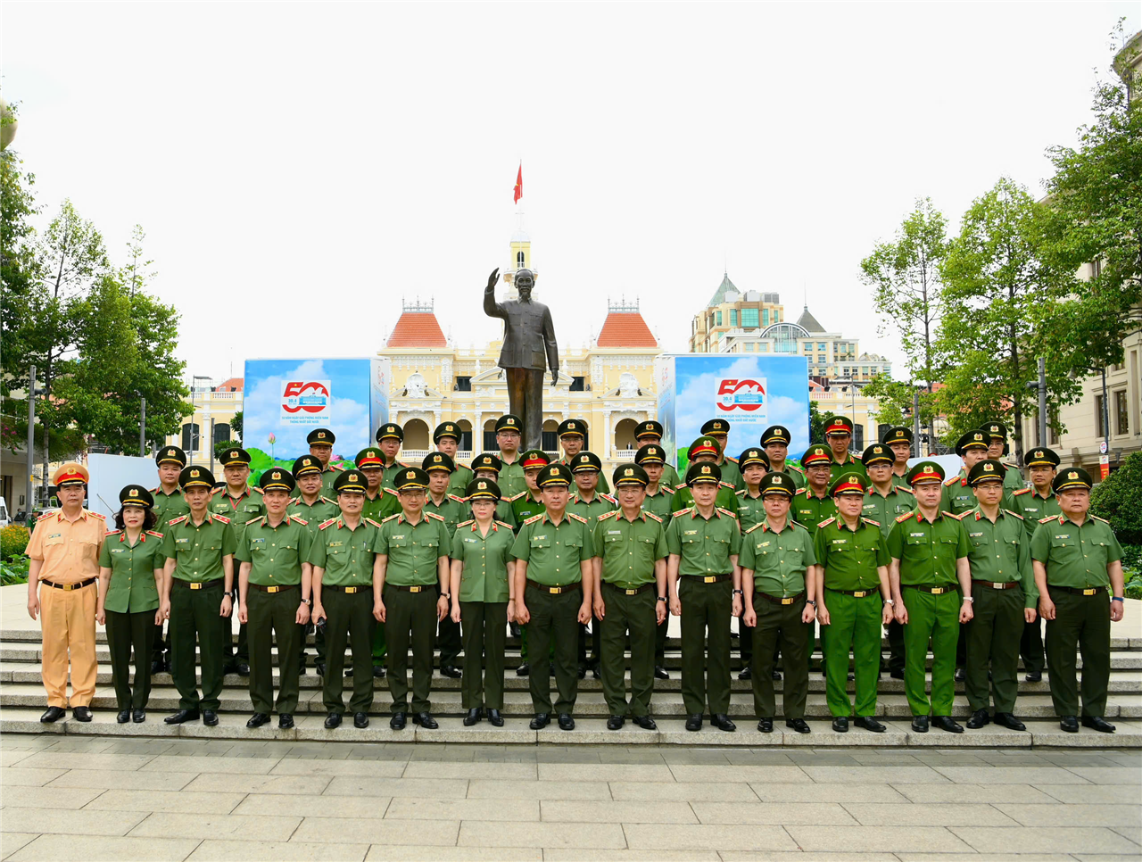 Đoàn đại biểu Đảng ủy Công an Trung ương, Bộ Công an chụp ảnh lưu niệm tại Công viên tượng đài Chủ tịch Hồ Chí Minh.