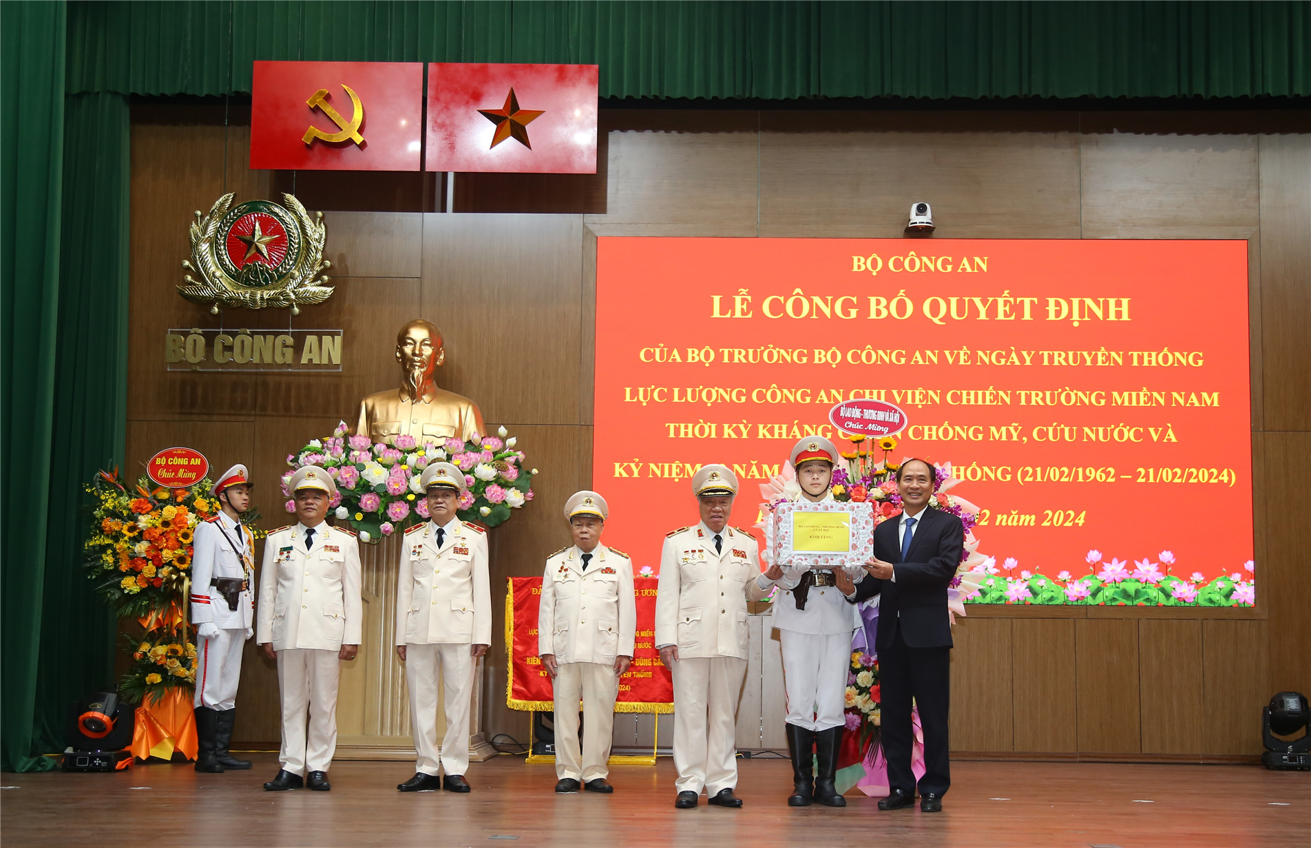 Thứ trưởng Nguyễn Văn Hồi trao hoa, quà của Bộ Lao động, Thương binh và Xã hội tặng lực lượng Công an chi viện chiến trường miền Nam thời kỳ kháng chiến chống Mỹ cứu nước.