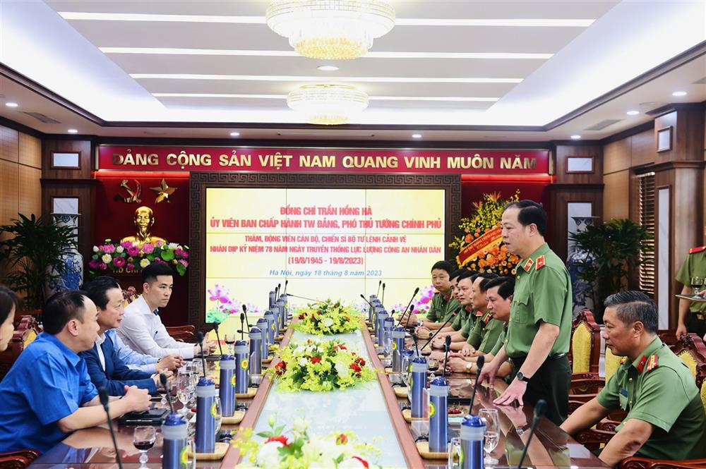 Thiếu tướng Trần Hải Quân báo cáo kết quả công tác của Bộ Tư lệnh Cảnh vệ.