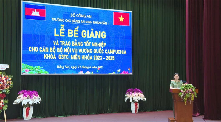 Thiếu tướng, PGS.TS Đinh Ngọc Hoa, Bí thư Đảng ủy, Hiệu trưởng Nhà trường phát biểu tại buổi Lễ.