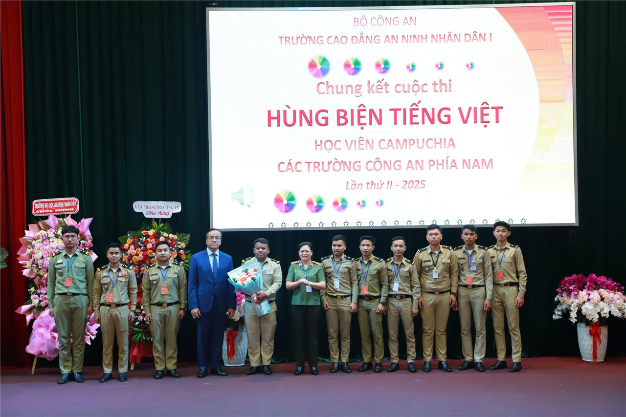 Ngài Chan Sorykan, Tổng lãnh sự Vương quốc Campuchia tại Thành phố Hồ Chí Minh và Thiếu tướng, PGS.TS Đinh Ngọc Hoa, Hiệu trưởng Trường Cao đẳng An ninh nhân dân I tặng hoa cho các đội thi trong Chung kết cuộ thi Hùng biện tiếng Việt.