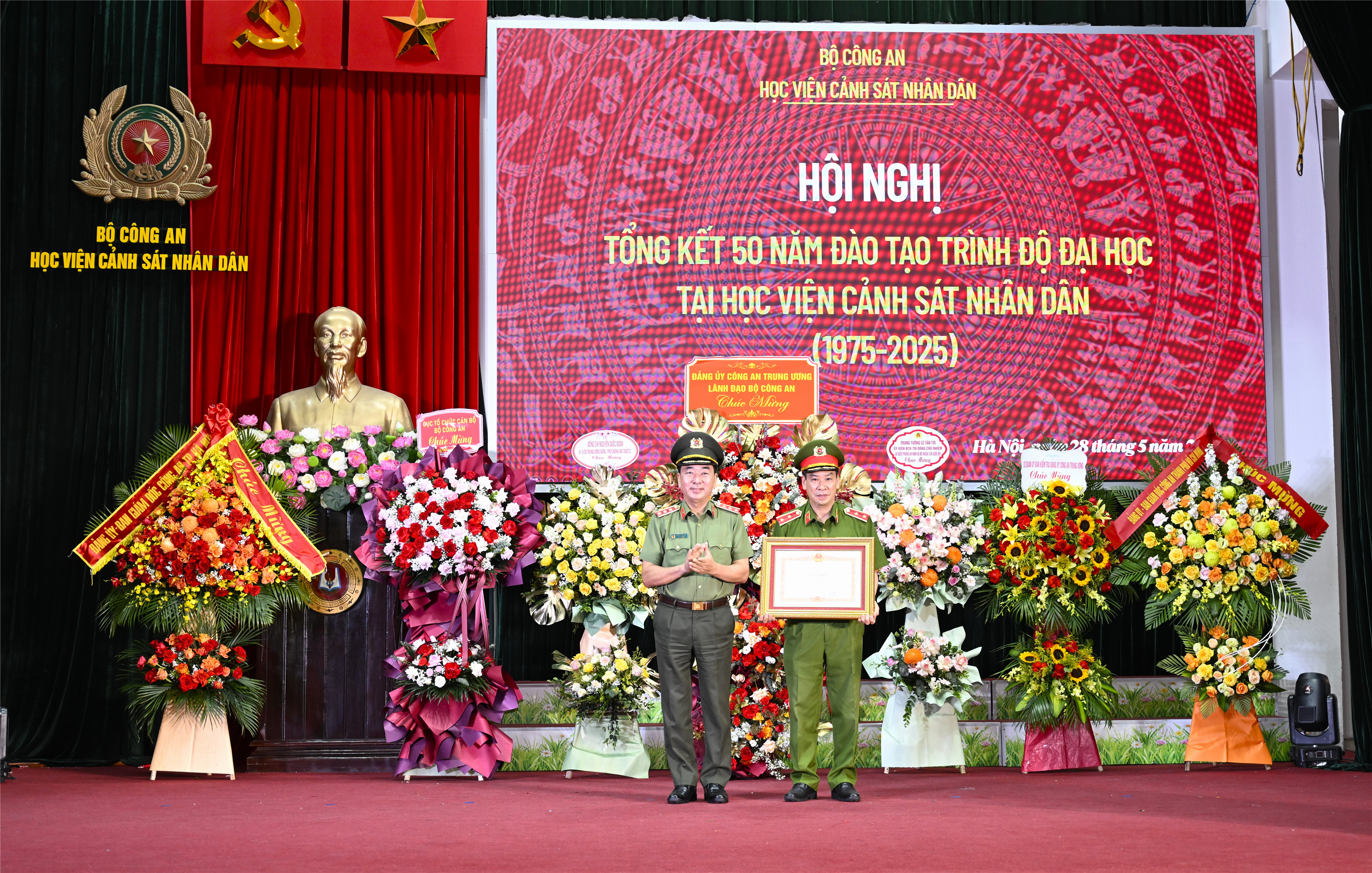 thừa ủy quyền của lãnh đạo Đảng, Nhà nước, Thứ trưởng Trần Quốc Tỏ trao Bằng khen của Thủ tướng Chính phủ tặng Học viện CSND.