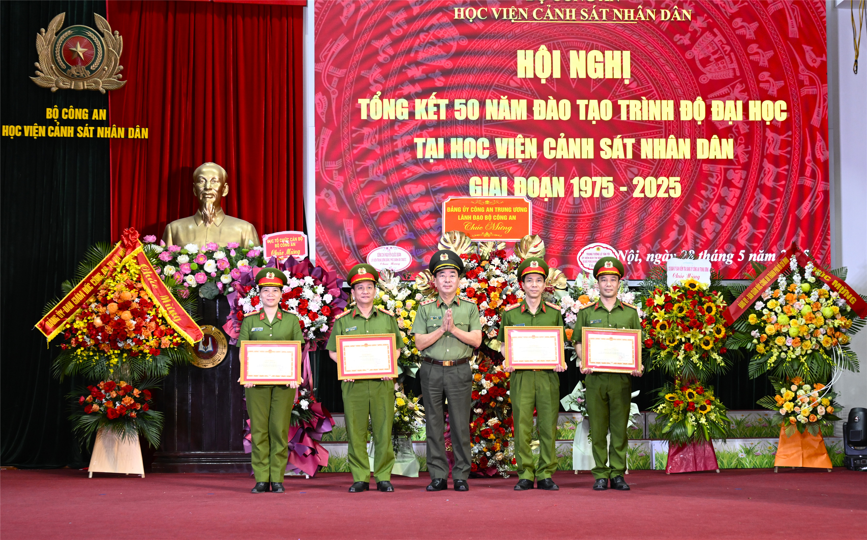 Thứ trưởng Trần Quốc Tỏ trao trao Bằng khen của Bộ trưởng Bộ Công an tặng tác tập thể có thành tích xuất sắc trong công tác giáo dục, đào tạo và bảo vệ an ninh Tổ quốc.