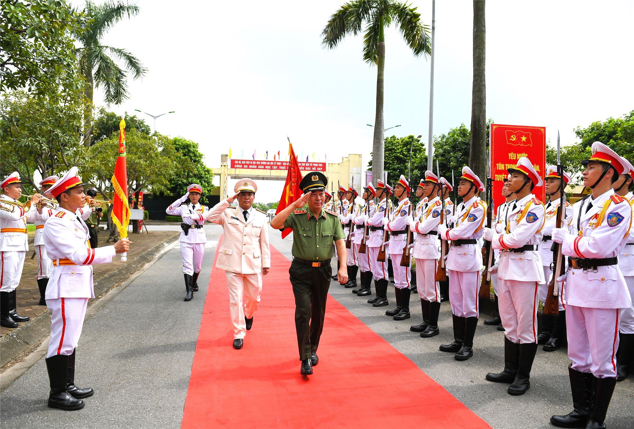 Thứ trưởng Trần Quốc Tỏ duyệt đội danh dự Trường Đại học Kỹ thuật – Hậu cần CAND.