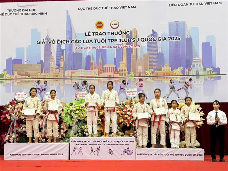 1. Cặp đôi Nguyễn Gia Linh, Phạm Thanh Trúc nhận huy chương vàng nội dung Duo Show U14.