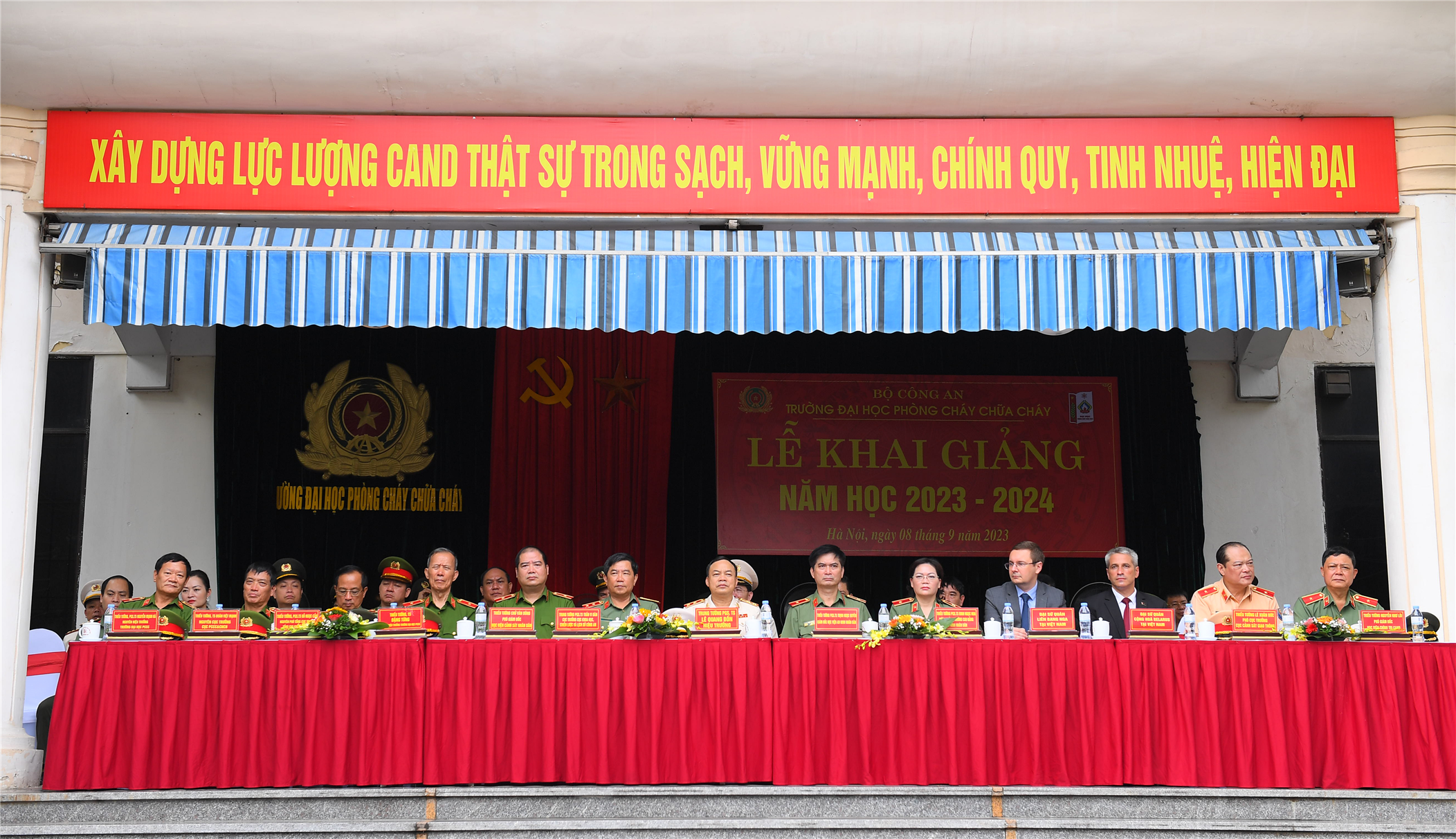 Các đại biểu tham dự Lễ khai giảng.