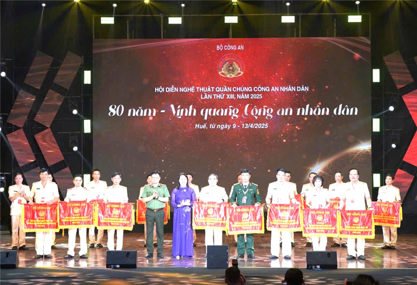 Đại tá Nguyễn Thanh Tuấn, Giám đốc Công an thành phố Huế và đồng chí Nguyễn Thị Ái Vân, Chủ tịch Ủy ban Mặt trận Tổ quốc Việt Nam thành phố Huế trao giải chương trình nghệ thuật tốt cho các đoàn.