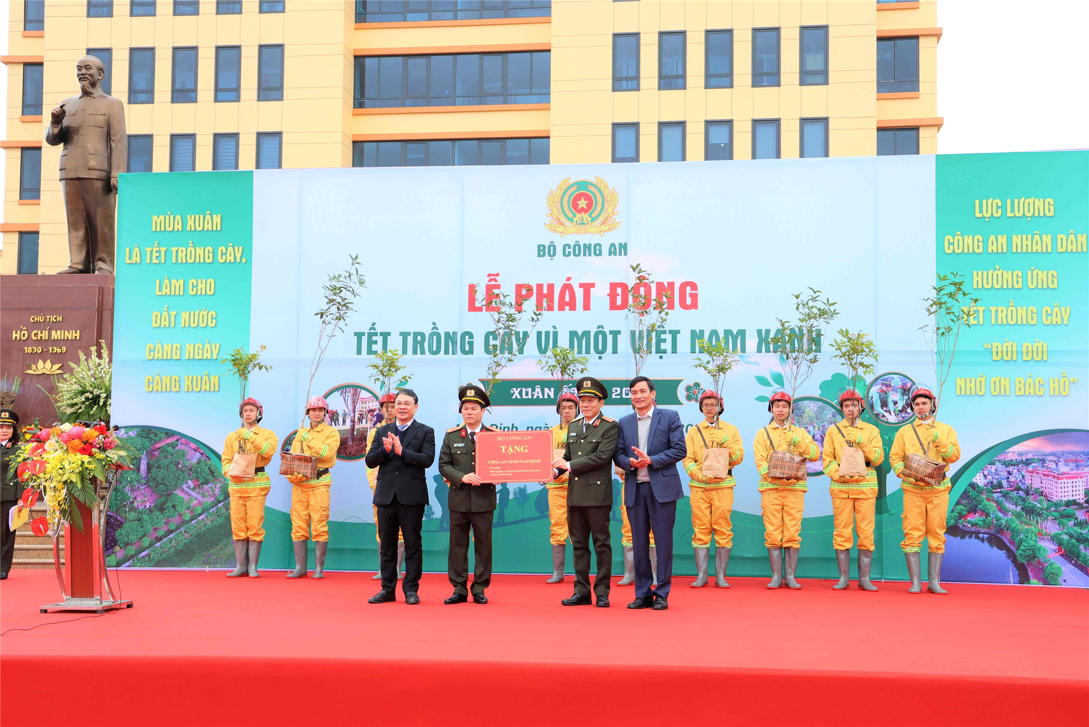 Bộ Công an trao tặng cây giống, trang phục phòng, cháy chữa cháy và trang thiết bị bảo vệ môi trường cho Công an tỉnh Nam Định.