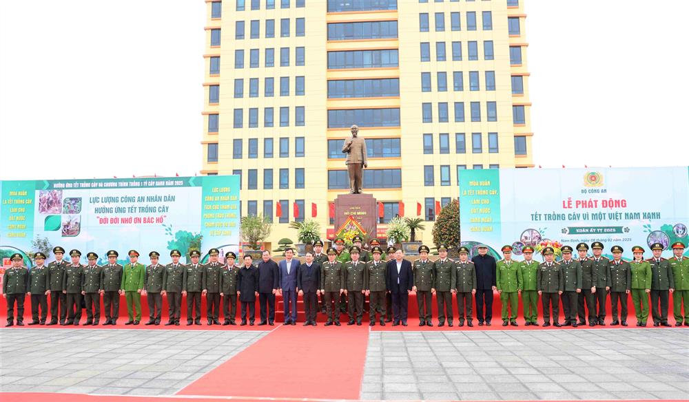 Các đồng chí đại biểu dự Lễ phát động chụp ảnh lưu niệm.