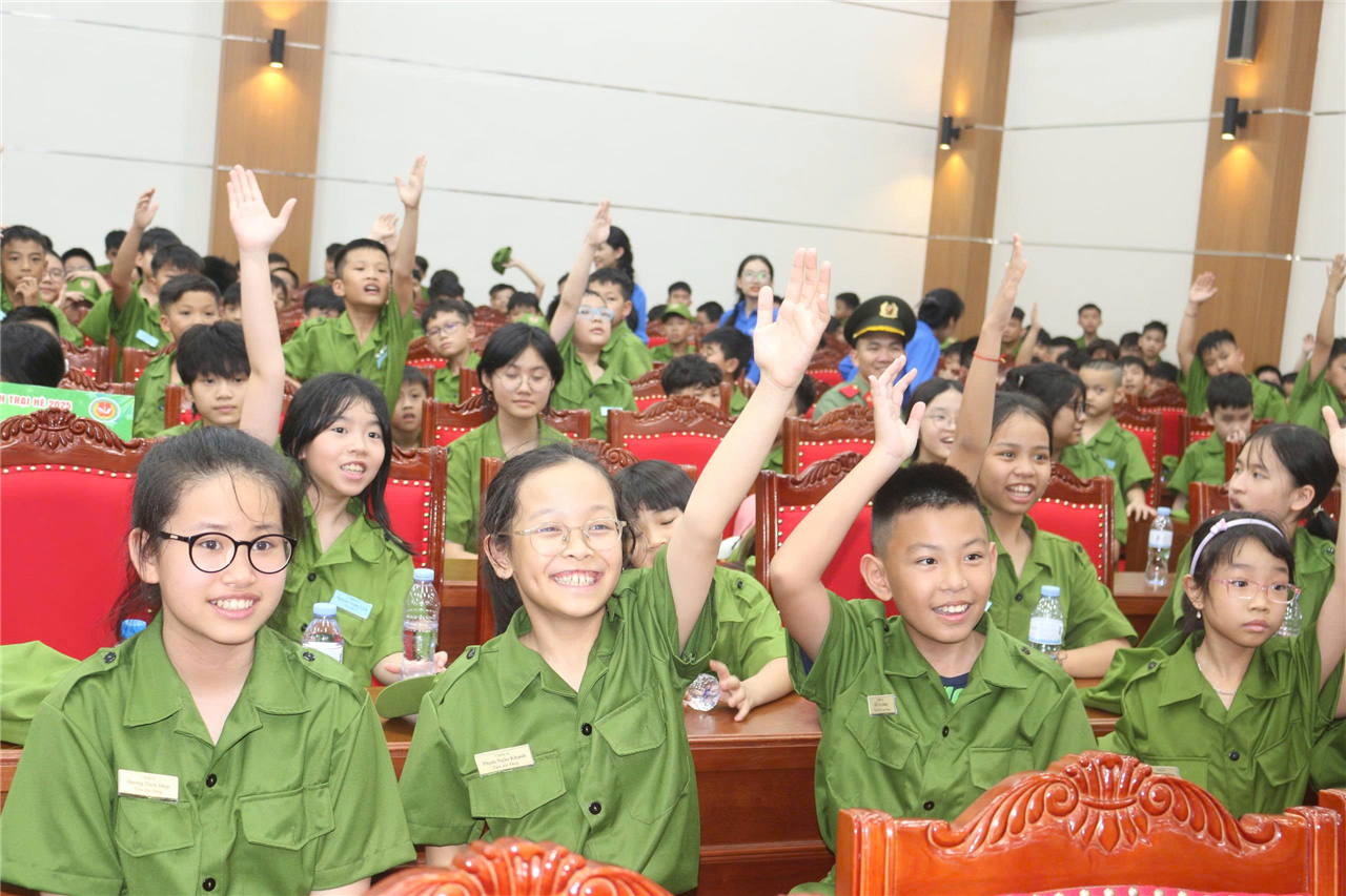 Các "chiến sĩ nhí" hào hứng tham gia chương trình.