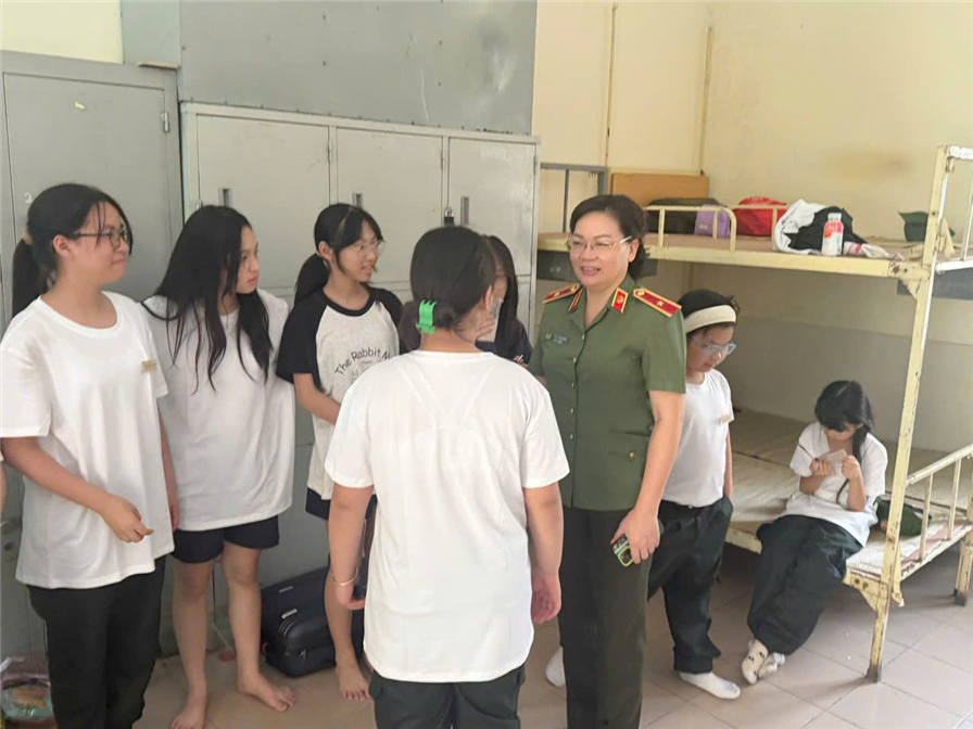 Thiếu tướng, PGS. TS Đinh Ngọc Hoa, Bí thư Đảng ủy, Hiệu trưởng Nhà trường kiểm tra nơi ở và nói chuyện, động viên các "chiến sĩ nhí".